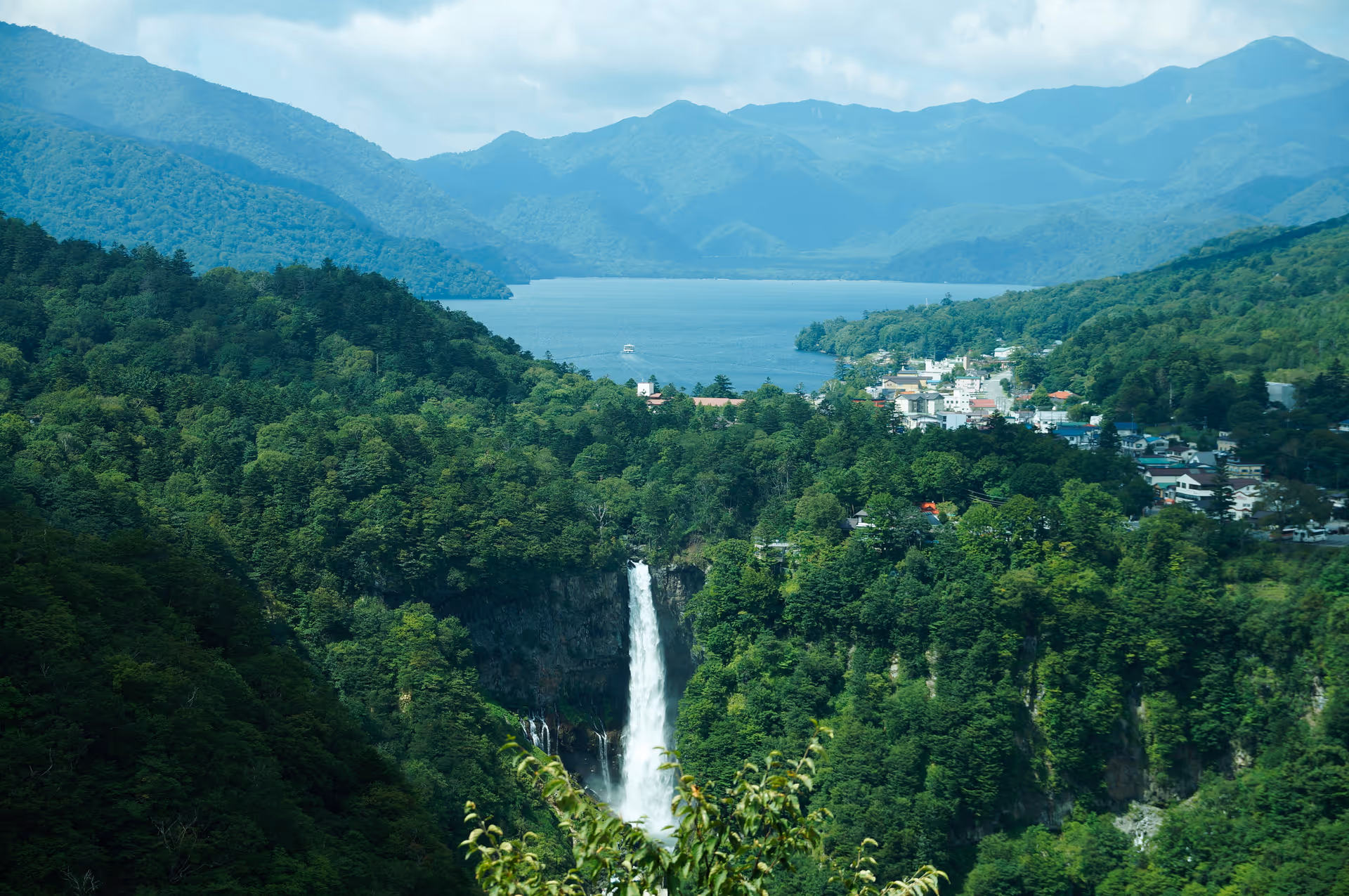 2014年9月9日に栃木県で撮った「中禅寺湖、山、日光、植物、湖、滝、華厳の滝」の写真