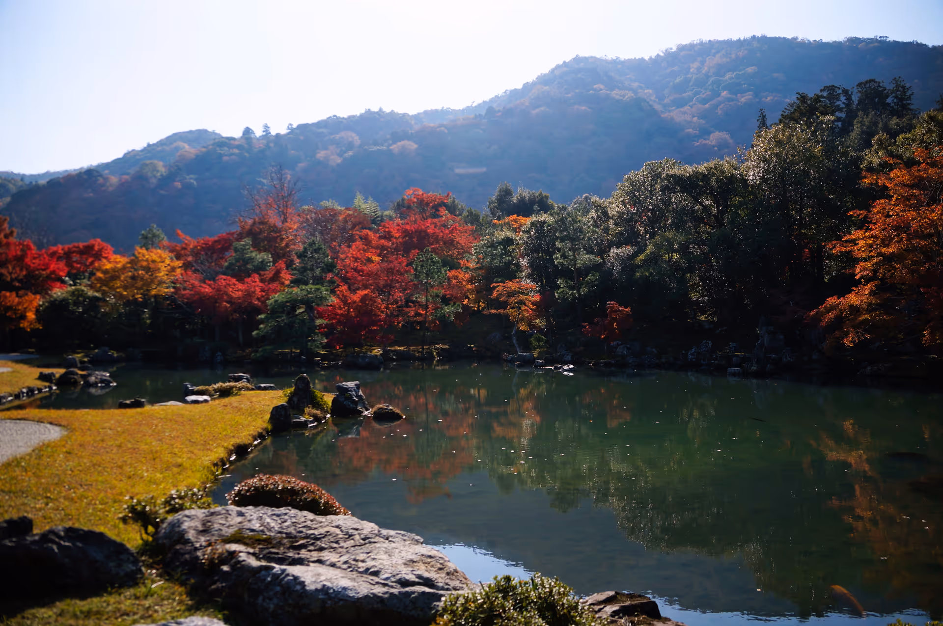 2014年11月22日に京都府で撮った「反射、山、庭園、植物、池、秋、空、紅葉」の写真