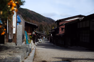 2015年11月21日に長野県で撮った「ボケ、古民家、奈良井宿、宿場町、建物、通り」の写真
