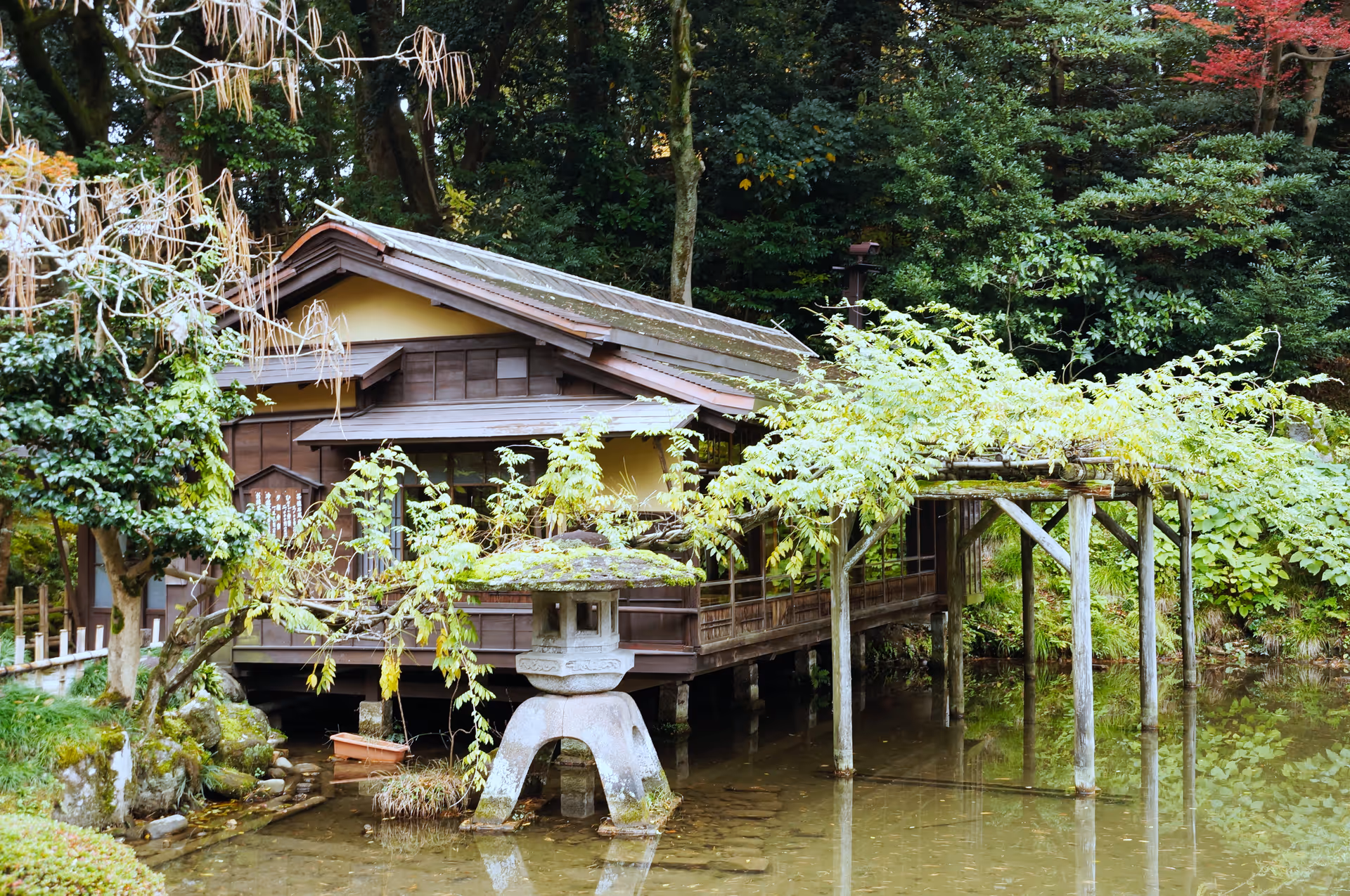 2015年11月25日に石川県で撮った「兼六園、庭園、建物、池、秋、紅葉」の写真