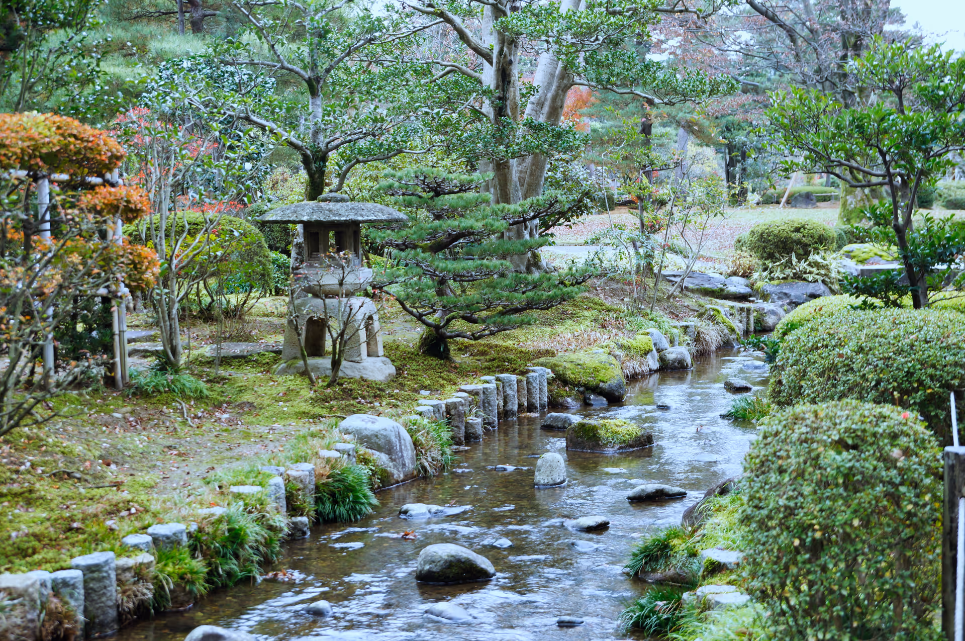 2015年11月25日に石川県で撮った「兼六園、川、庭園、秋、紅葉」の写真