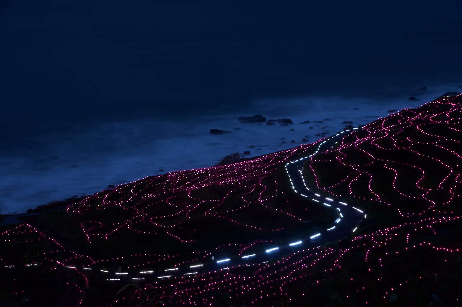 2015年11月25日に石川県で撮った「イルミネーション、夜、棚田、海、秋」の写真