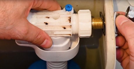 Comment réparer une chasse d'eau qui fuit : la bonne technique