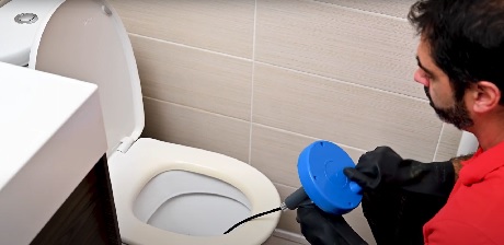 Comment déboucher des toilettes ?