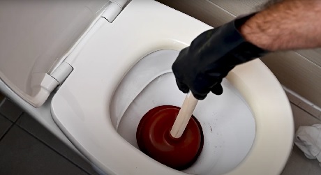 5 manières simples de déboucher ses toilettes