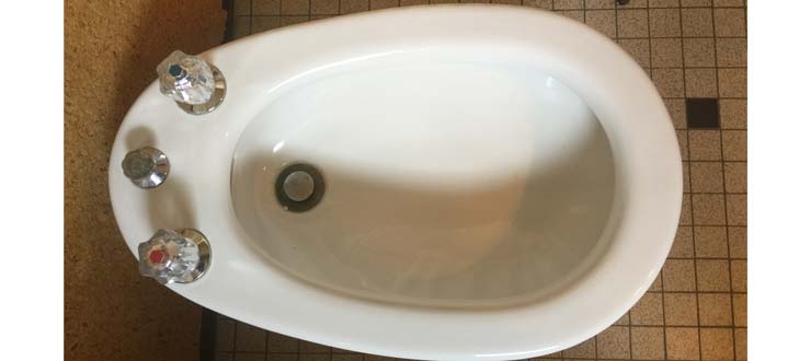 Pose d'un robinet mélangeur de bidet fourni par le client Pose d'un robinet mélangeur de bidet fourni par le client
