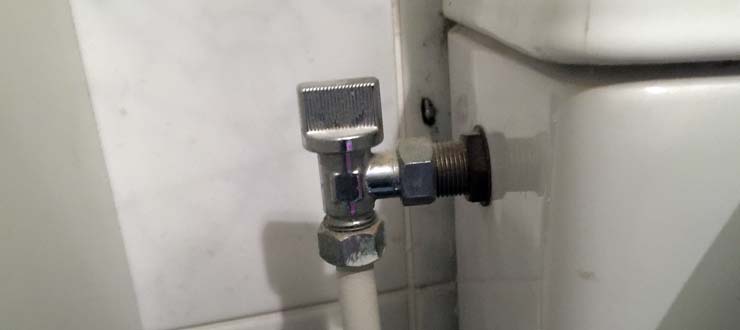 Remplacement du robinet d'arrêt d'eau de vos toilettes (WC posé au sol)