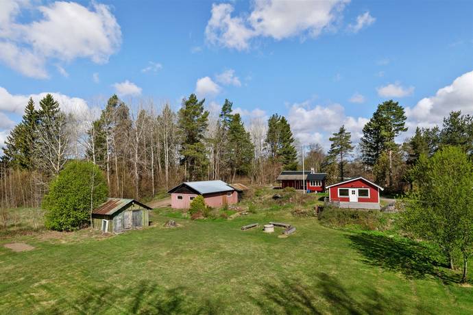 Väddö's Dual Winterized Retreat: Ideal Second Home & Investment Opportunity