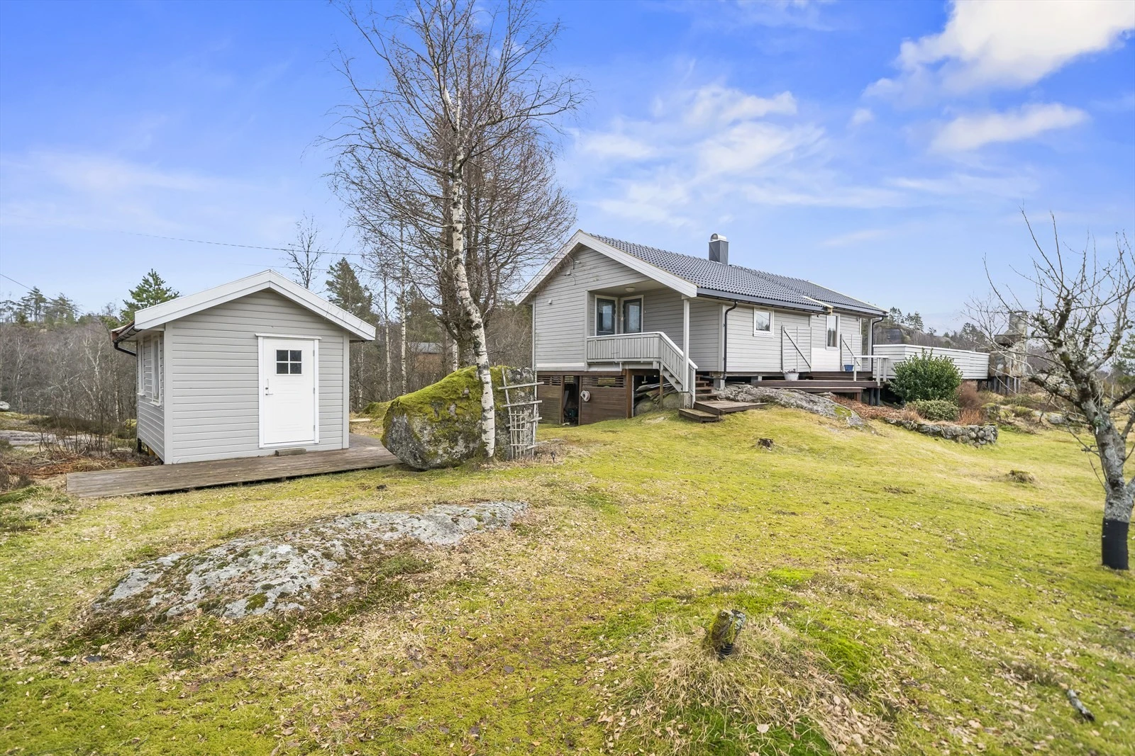 Scenic Norwegian Chalet: Lake Views, 3 Bed, 1 Bath, Serene Getaway Near Lyngdal