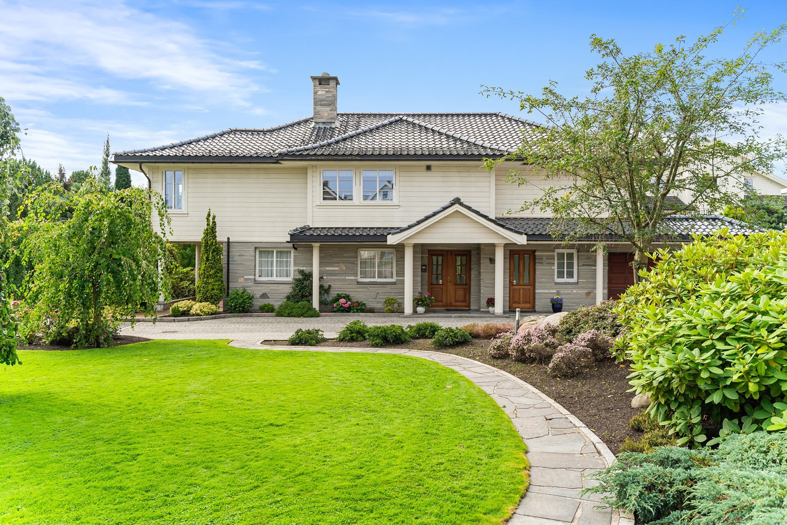 Spacious Family Home in Serene Setting - Beautiful Gardens, Multiple Outdoor Areas & Convenient Transport Links