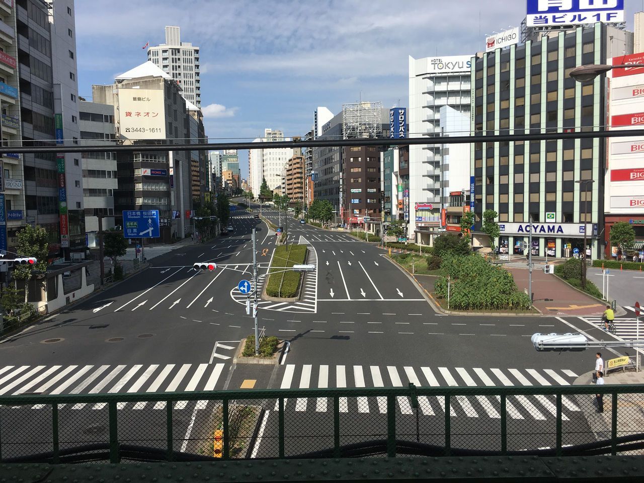 山手線五反田駅からみた休日の東口。人がいない