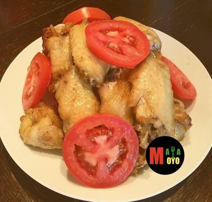 Fried chicken wings with tomato slices