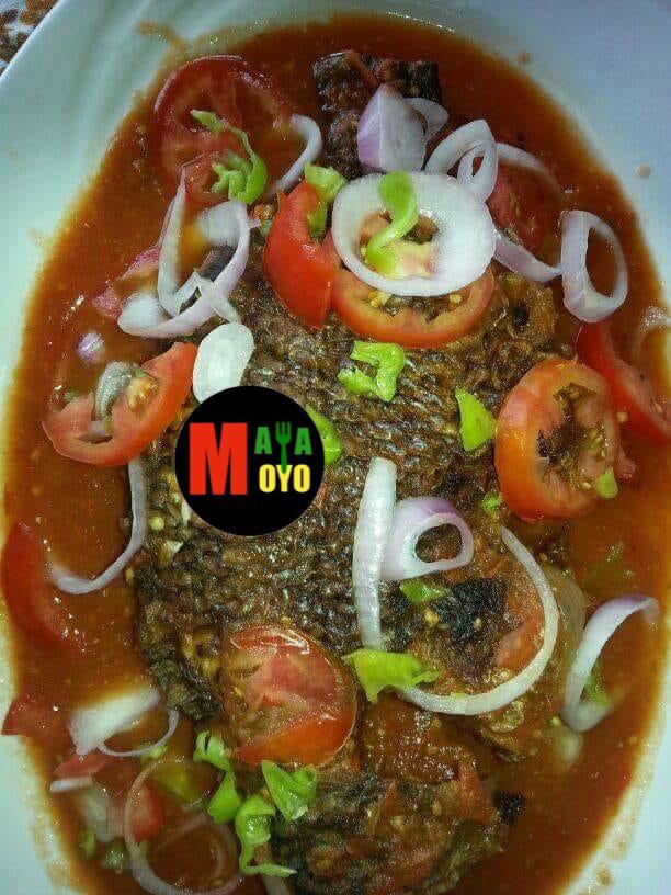 Grilled fish with tomato and onion sauce