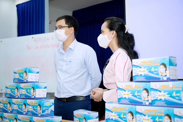 Công ty Nam Anh trao tặng 30.000 khẩu trang Famapro hỗ trợ TP.HCM chống dịch, hotnewsstar