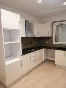 A louer un appartement S+2 haut standing à coté clinique soukra 