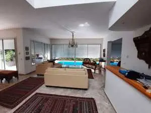 A louer une villa avec jardin et piscine,en S+3,sur deux niveaux,à Carthage