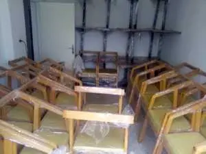 Des chaises toute neuf en bois et des tables neuf 