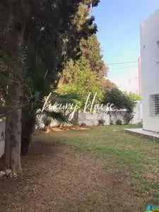 A louer une villa s+5 avec jardin à Marsa Ennacim