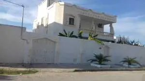 Une belle villa a Hammam Chott coté plage