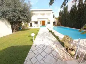 A vendre villa S+6 à La Marsa.