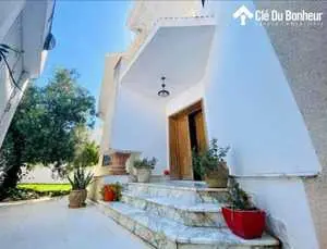 Villa de 485 m² qui fait l'angle à La Soukra