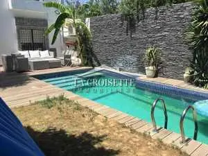 Villa S+4 avec piscine à La Soukra MVL0021