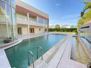une villa avec piscine au lac2 