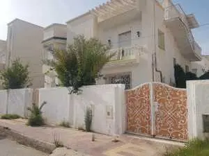 Villa sur deux niveaux à cité riadh