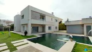 Villa S+6 avec piscine à la soukra