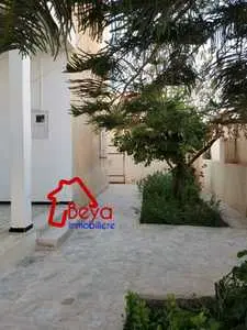 Gafsa ,villa avec deux appartemnts et deux garages 