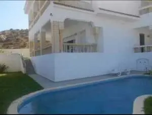 A louer une grande villa à hammamet Nord prix de nuitée 250d contacter 55938288