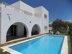 Une superbe villa neuve avec piscine 