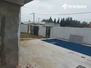 Villa prestigieuse avec piscine à La Soukra 