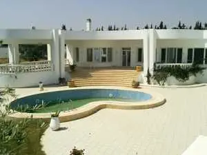 Villa avec piscine sur un grand terrain