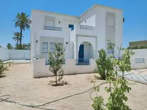 villa avec piscine a 900 mettre de la plage de seguia