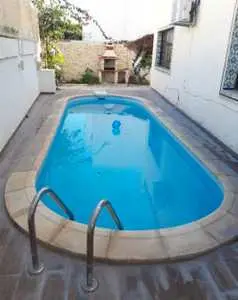 A louer par jour à La Marsa un Appartement Meublé S+1 avec jardin et piscine.