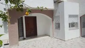 À Vendre – Une très belle villa - bâtie sur un terrain de 416m² à Ras Jebel .
