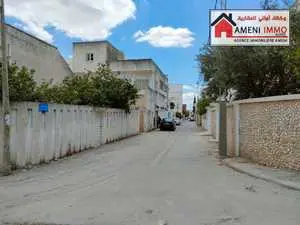 A vendre A ksar Saïd Villa sur deux niveaux d'usage commercial & habitation