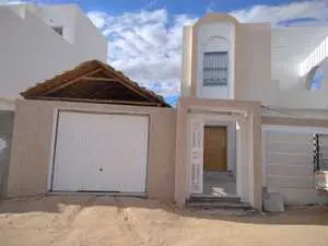 spacieuse villa avec piscine proche de la plage en promo 