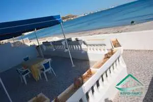 Rez de chaussé pieds dans l’eau à plage kelibia