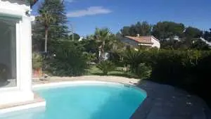 Une superbe villa de 1000m² avec piscine à Saint-Aygulf,France