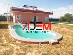 Maison de campagne sur un terrain de 2000 m² avec piscine