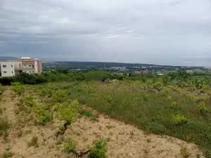 Terrain a RAFRAF 680m²,vue sur mer constructible et accessible par voiture.