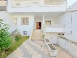 Une villa indépendante de 525m² à sahloul 1 