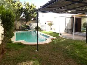 A vendre Grande villa s+8 avec jardin et piscine à la Soukra