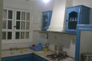 Appartement meublé de trois chambres cuisine et salle de bain à cité el khadhra