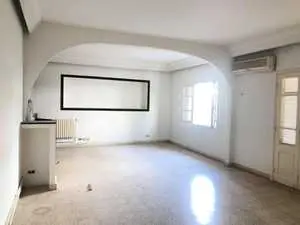 A louer un bureau de 80 m² sis au 1 er étage rue d'Irak Lafayette Tunis