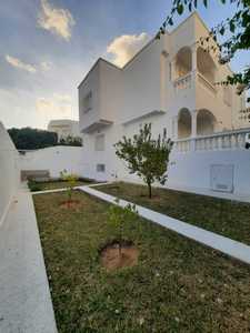 Une villa sur 2 niveaux à cité Ennasr pour usage Habitation