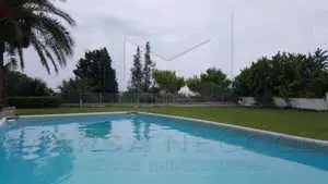 A louer une villa plein pied meublée avec jardin et piscine à Gammarth