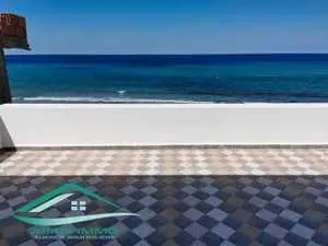 Maison S+4 pieds dans l’eau à plage dar allouche